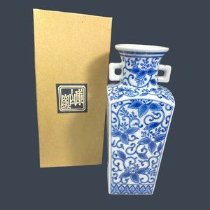 💋 4 FOR $50 / BEAUTIFUL ASIAN BLUE AND WHITE VASE